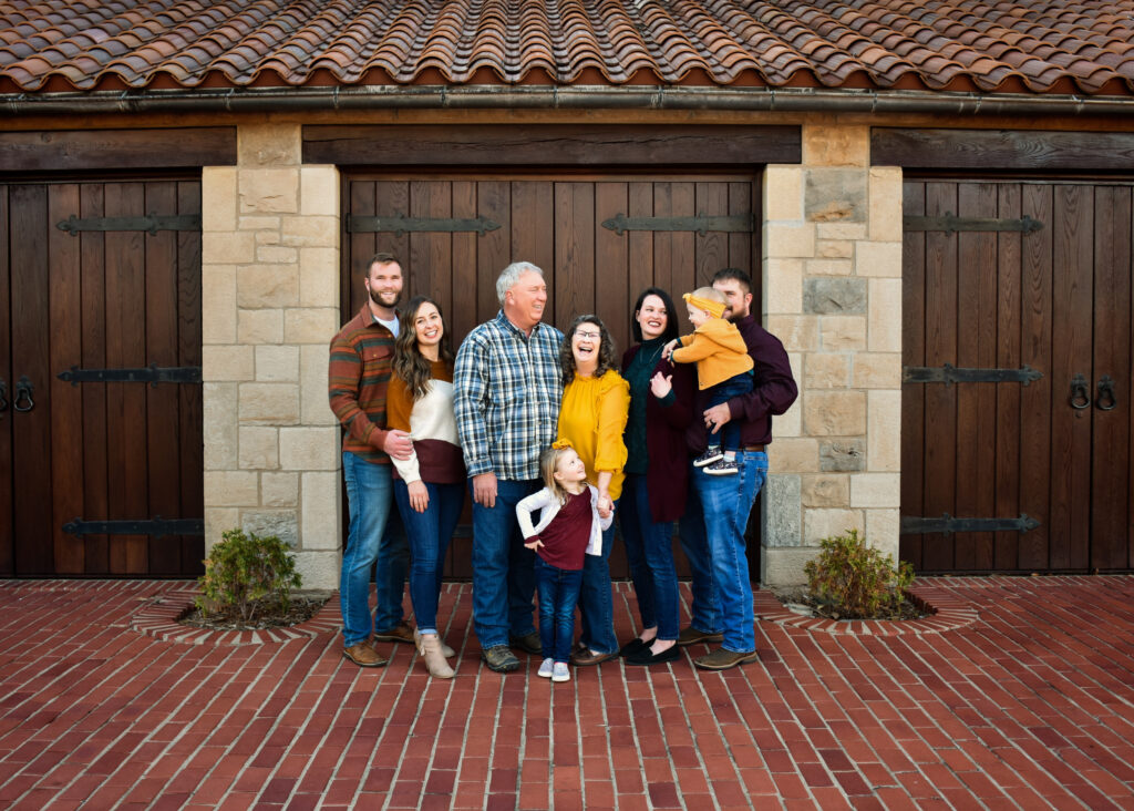 Family of 8 taking pictures at Lydie's Cottage