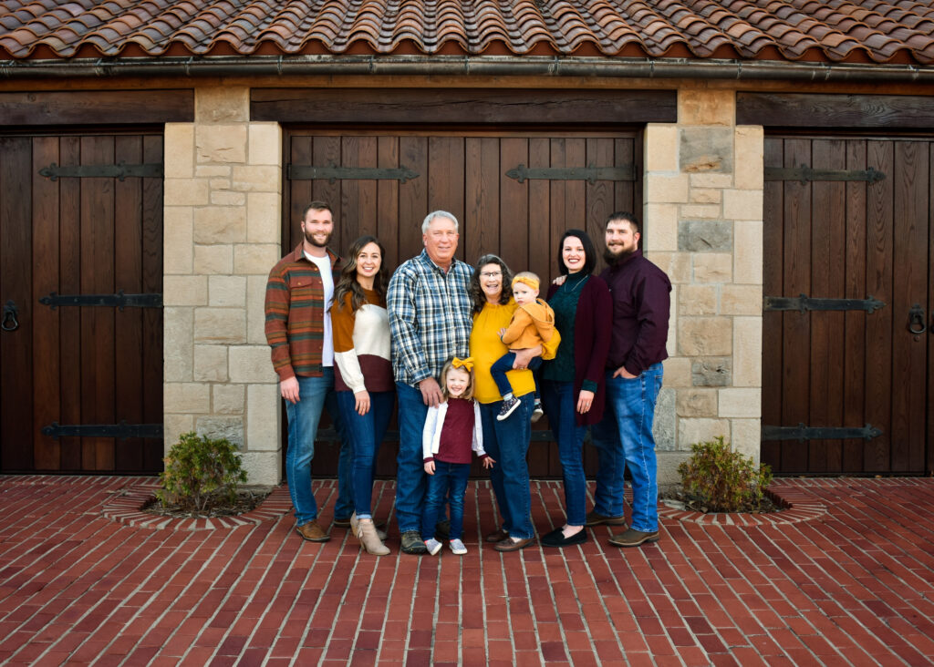 Family of 8 taking winter family photos at Lydie's Cottage