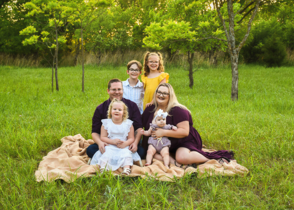 family-session-family-of-6-sitting-on-ground