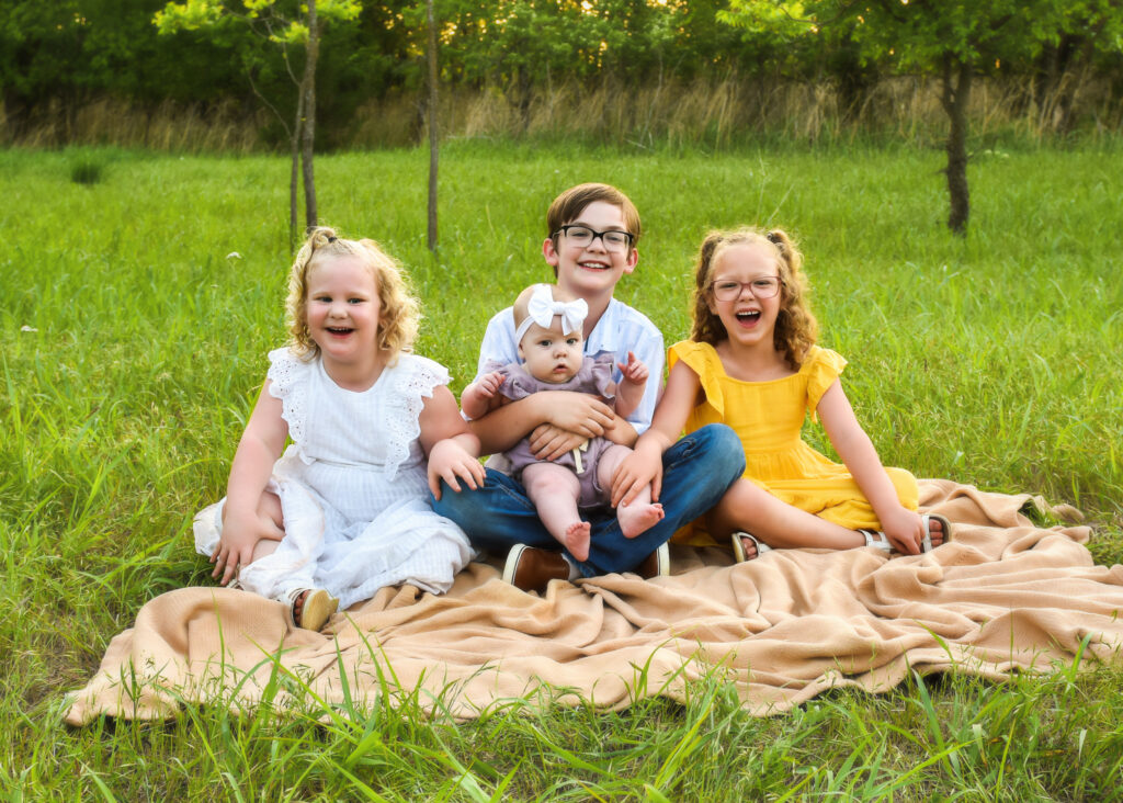 family-session-kids-sitting-on-ground