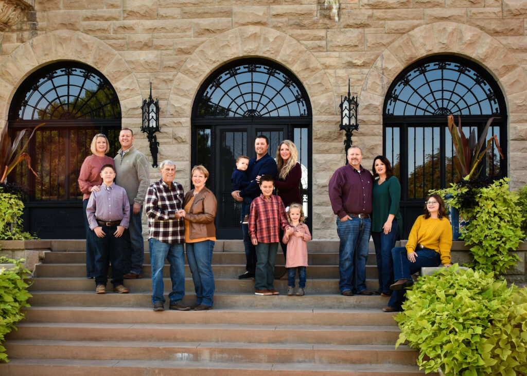 family-session-extended-family-session-north-steps-marland-mansion