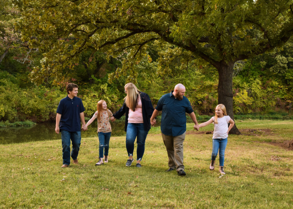 family-session-family-of-5-holding-hands-lake-ponca-duck-ponds