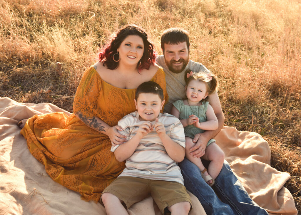 family-session-family-of-4-sitting-on-ground-at-lake-ponca